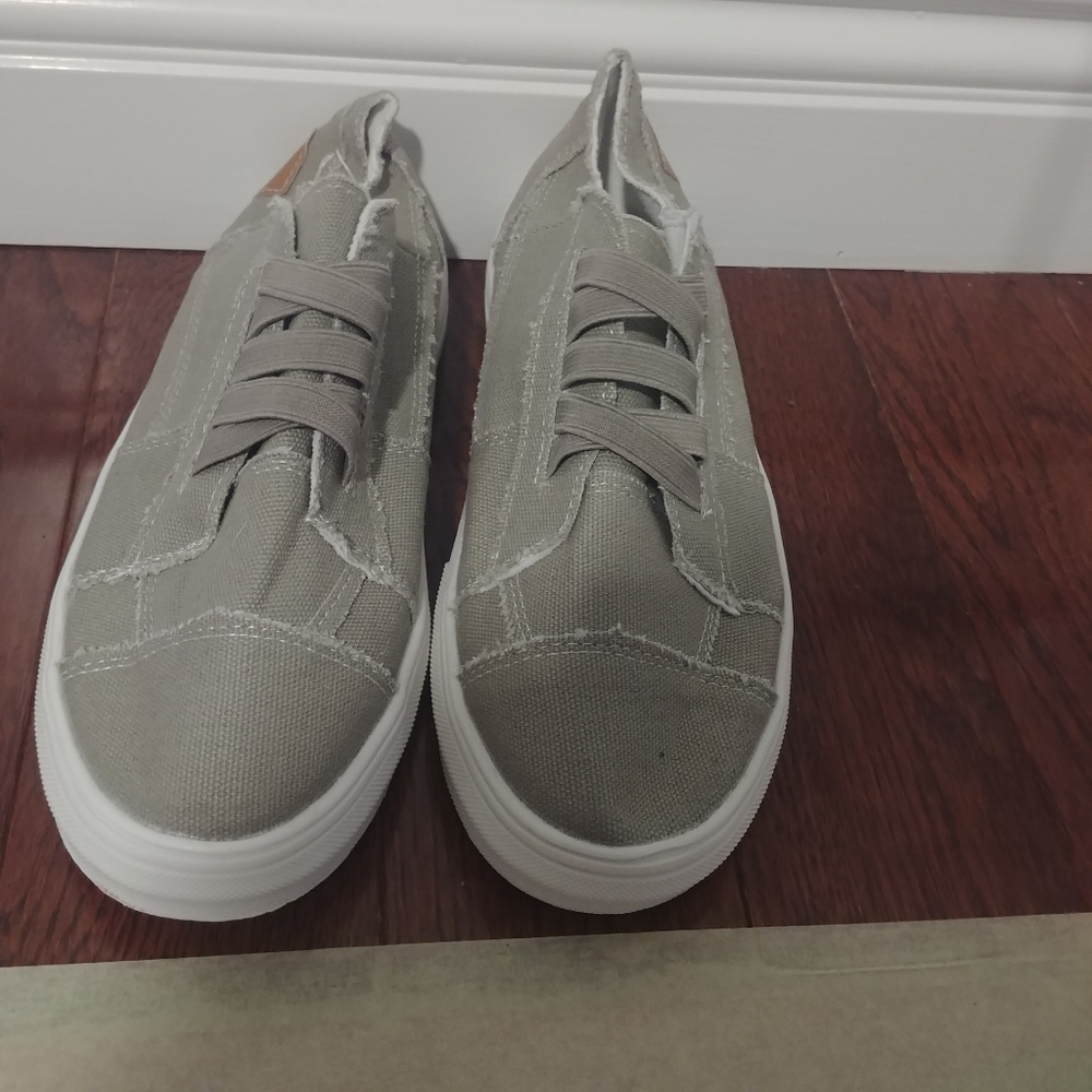 Military green flat/sneakers